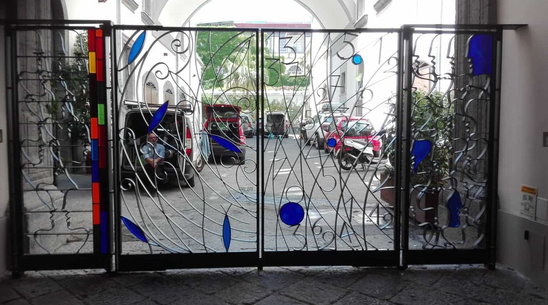Cancello artistico in ferro con vetri blu automatizzato a Palazzo Firrao, Napoli